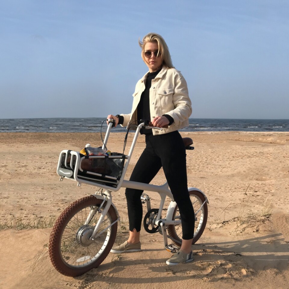 The cargo basket to the front of the Elbi is used to carry the e-bike's removable battery pack