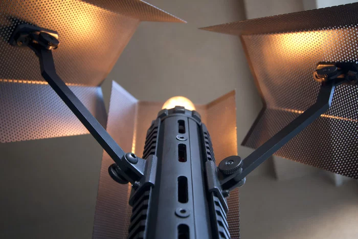 Knurled bolts on the arms make for easy adjusment