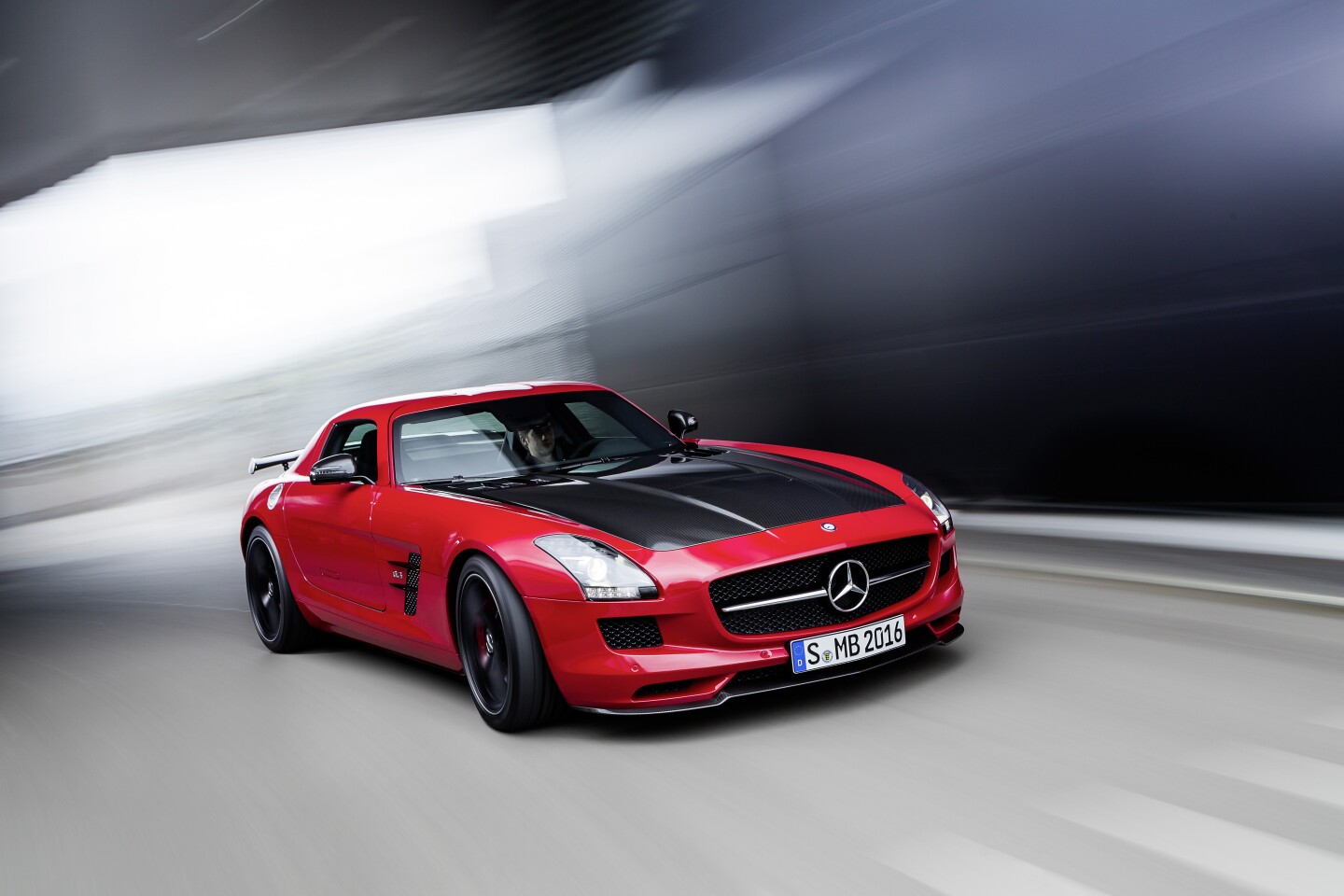 The SLS AMG Final Edition has a carbon fiber hood, front splitter and rear spoiler