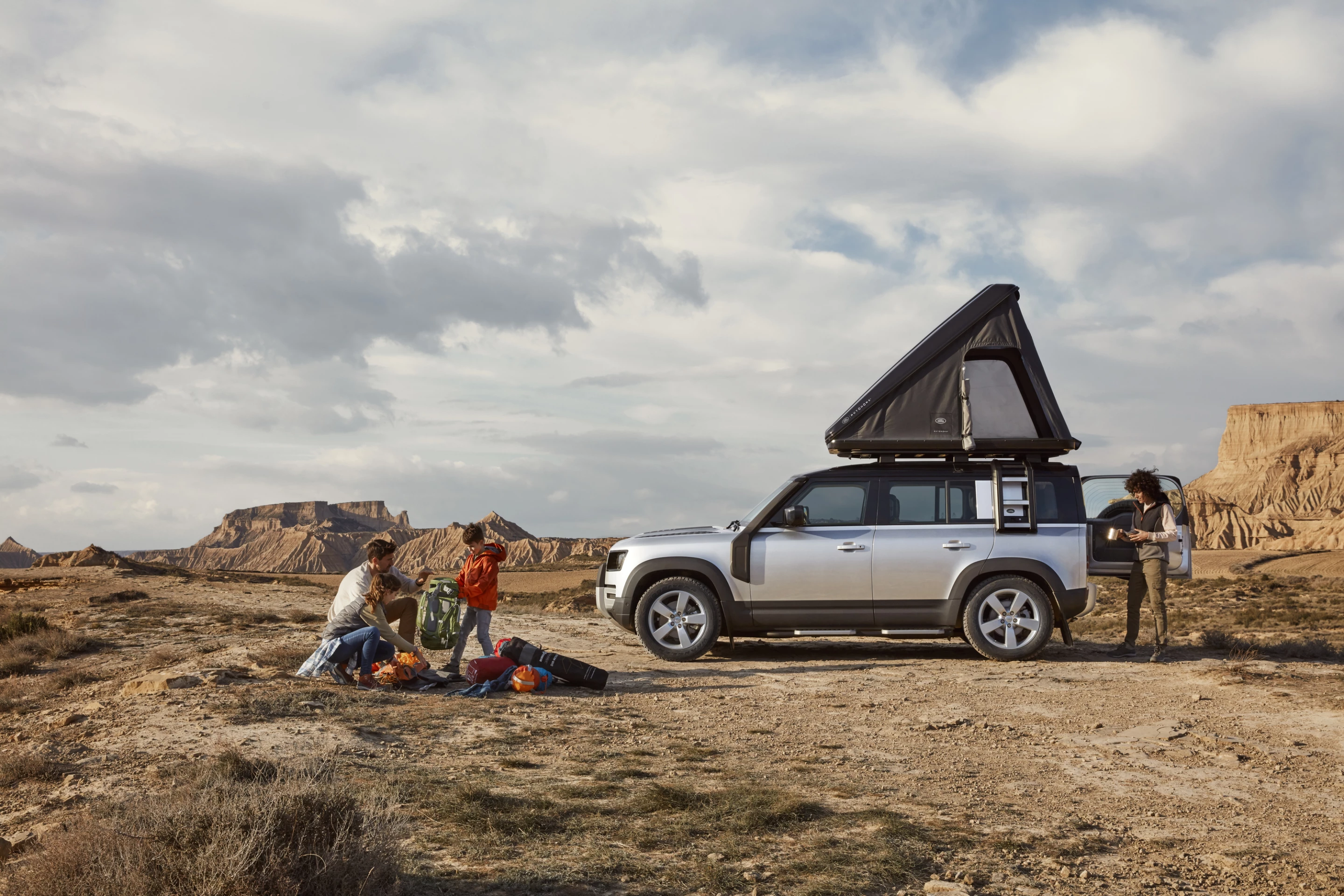 Social distancing courtesy of Land Rover and Autohome
