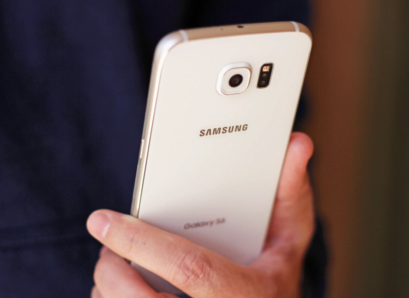 The Galaxy S6 weighs 138 g (4.87 oz), a good number for a phone this size (Photo: Will Shanklin/Gizmag.com)