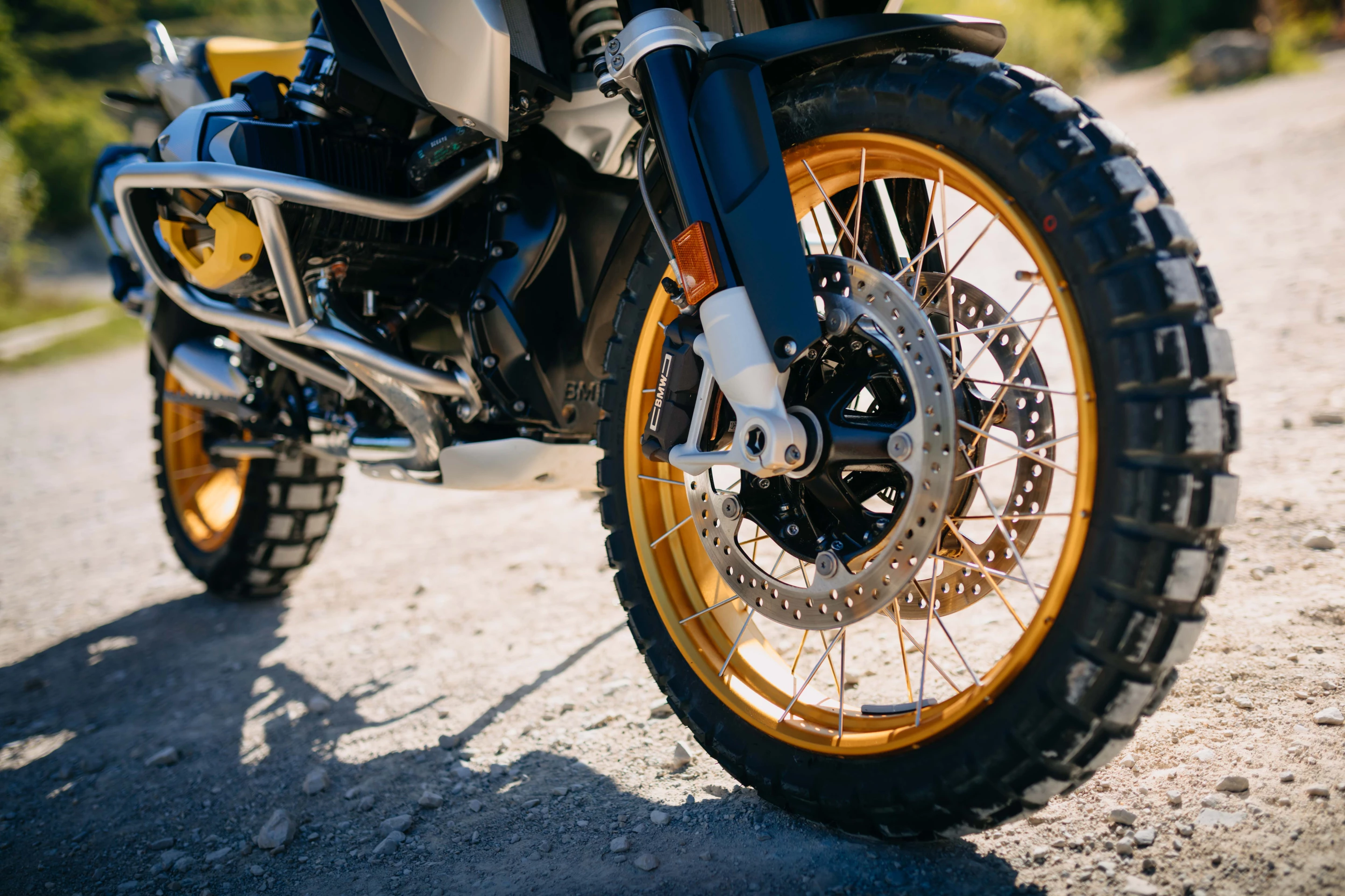 Electronic self-leveling suspension and lean-angle-sensitive ABS Pro brakes