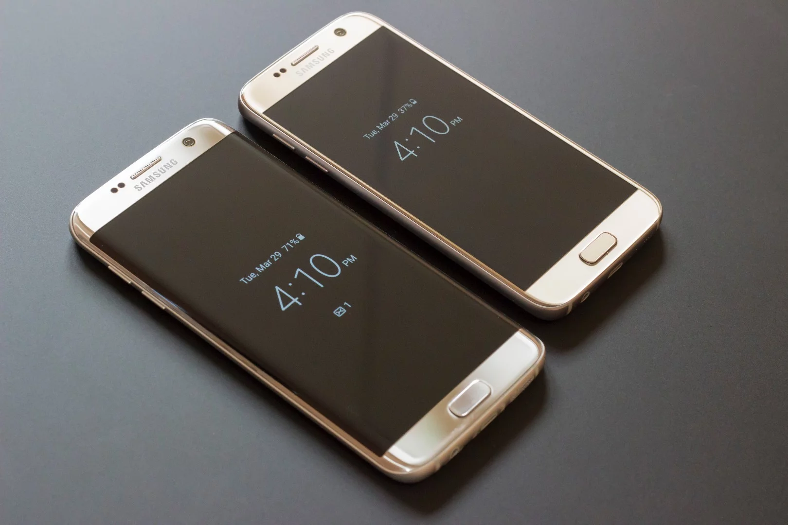 The 5.5-inch screen of the Galaxy S7 edge (left) comes out to 16 percent bigger than the 5.1-inch GS7's display