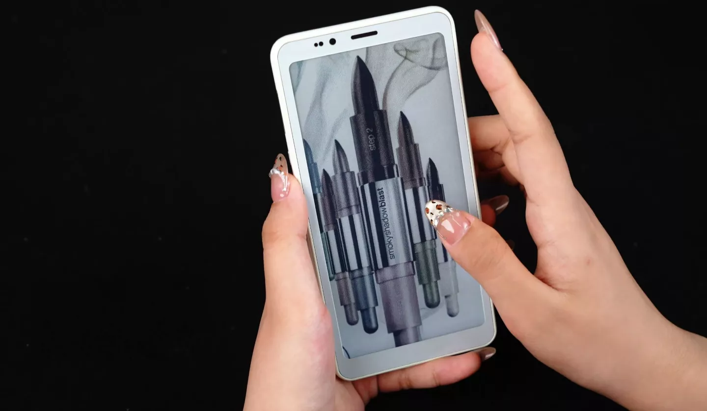 The HiBreak S color E Ink model offers a b&w resolution of 720 x 1,440 pixels, but colors come in at just 240 x 480