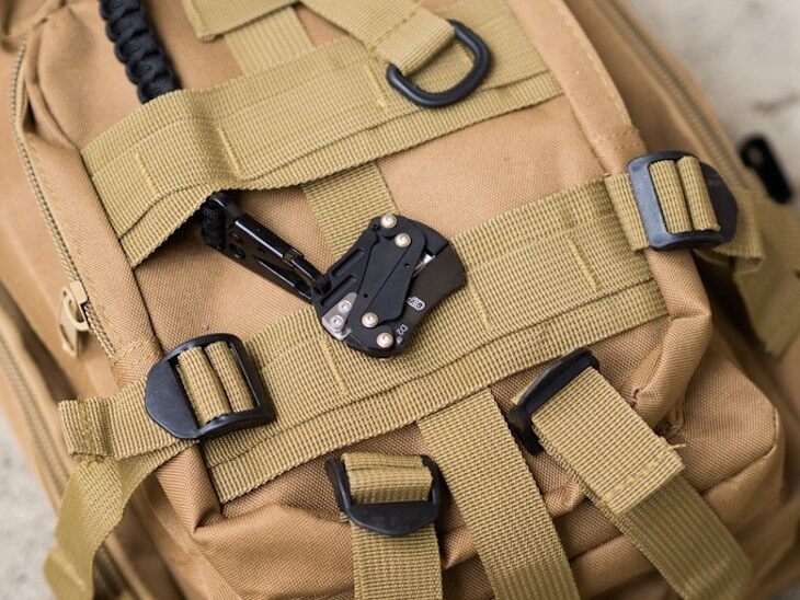 The Lyra knife features a hole so it can be easily looped onto your lanyard, keyring or a carabiner