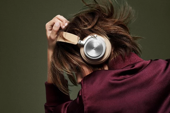 The BeoPlay H7 premium wireless headphones features Bluetooth 4.1 with support for aptX and AAC codecs for the promise of CD-quality music on the move
