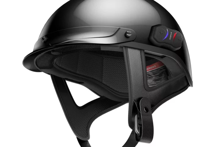 Sena incorporated a very discrete Bluetooth communication system in the Cavalry half-helmet