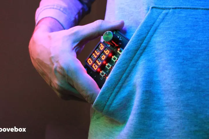 Woovebox squeezes a powerful synth, sampler, sequencer and rhythm machine into a palm-friendly form factor measuring 3 x 2.8 x 1,21 inches