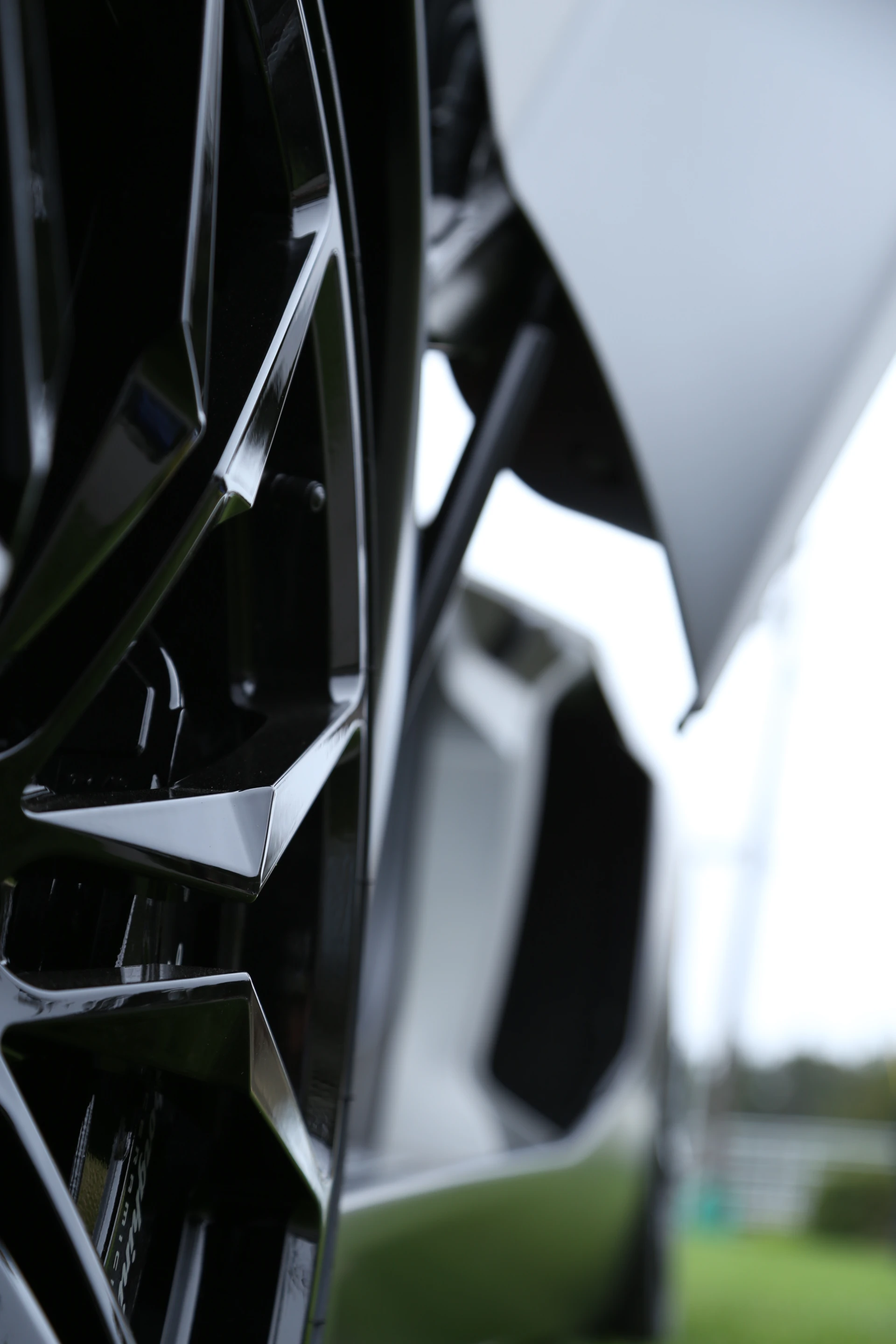 Brakes are of an extreme nature; 16 inch (400 mm) carbon-ceramic discs up front, are more than capable of stopping the 1,575 kg (3472 lb) beast when required (Photo: Angus MacKenzie/Gizmag.com)