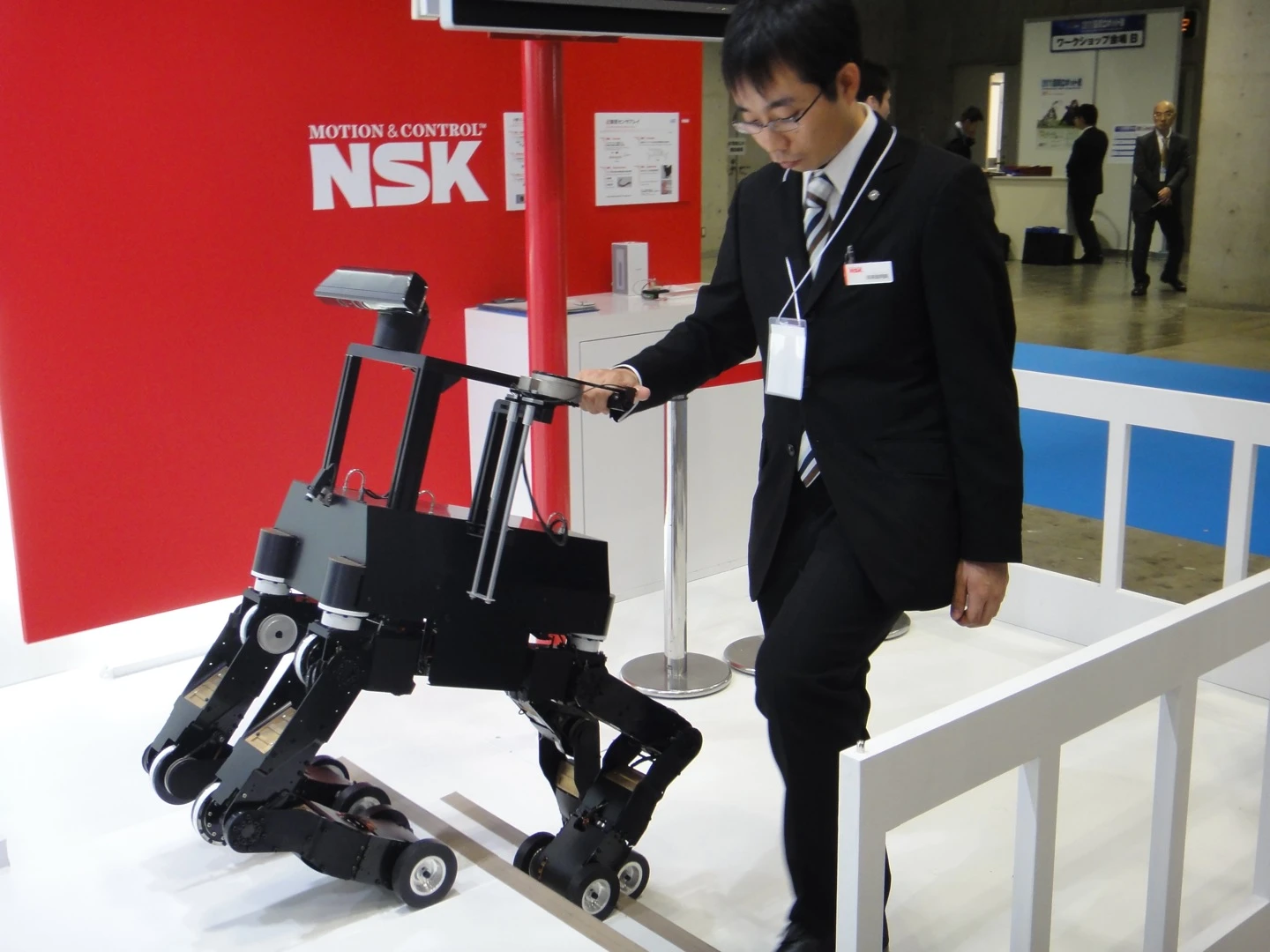 The NSK robot guide dog, climbing stairs(Image: DigInfo)