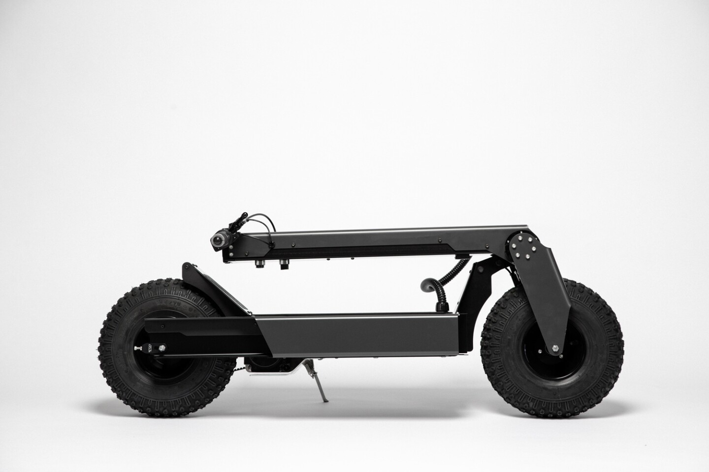 The B14 Adventure folds to 50 x 20 in (120 x 51 cm, L x H), and the deck measures 15.25 in (39 cm) across