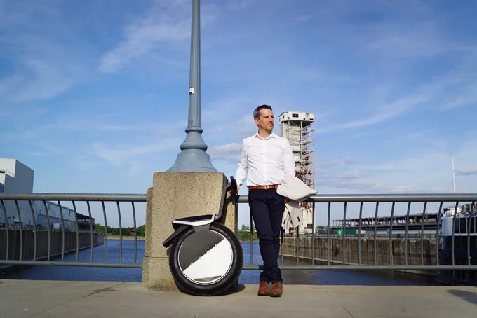 Gyroscopic sensors and accelerometers within the Moto Pogo ensure that the rider stays centered above the wheel, by subtly adjusting the speed to compensate for their shifting center of mass