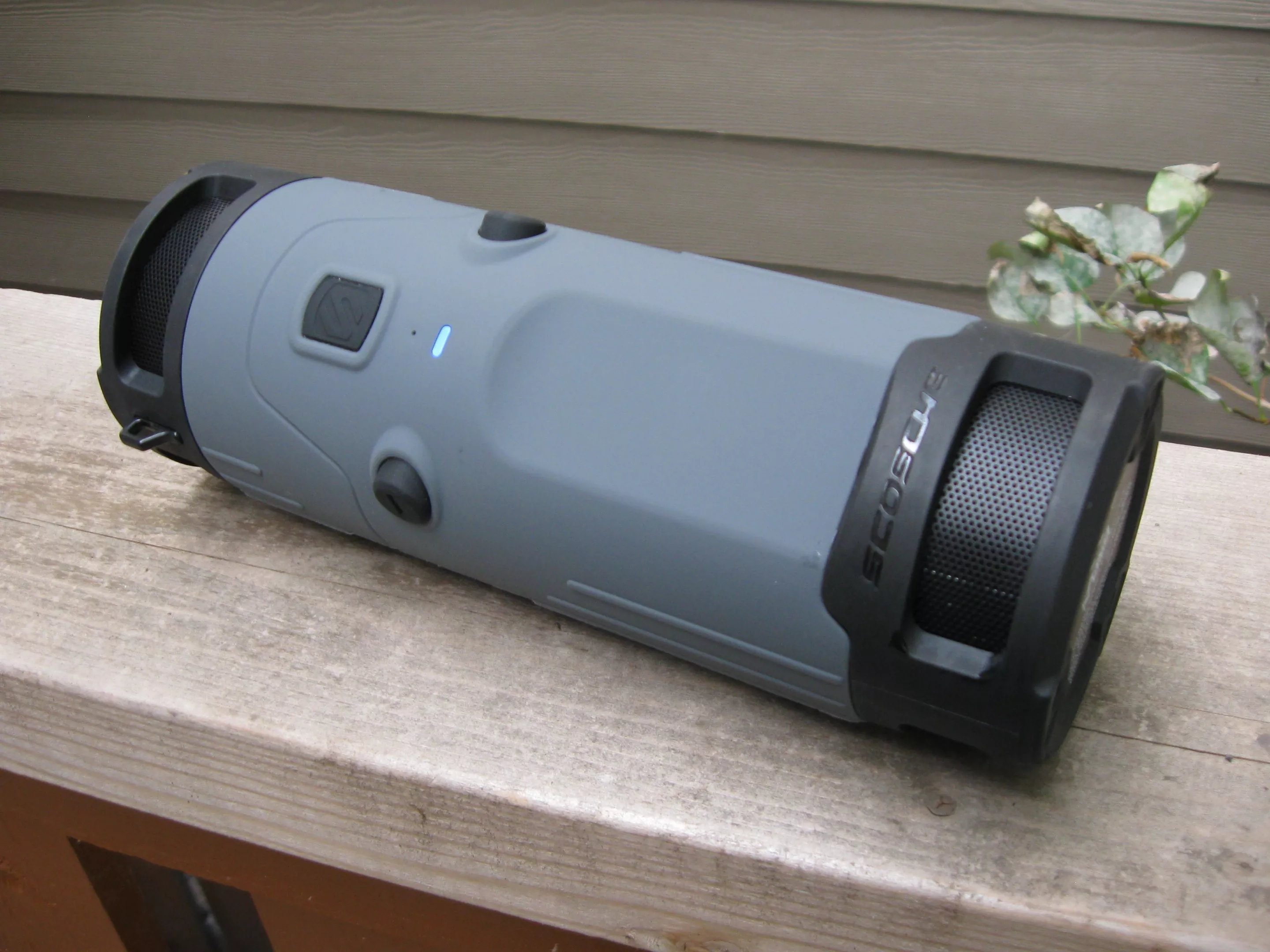 The BoomBottle features two omnidirectional 3-watt 40-mm speakers and a passive subwoofer, along with Bluetooth 4.0 for communicating with mobile devices up to 33 feet (10 m) away, a 3.5-mm line-in jack for hard-wired connections, and a run time of up to 10 hours on one three-hour charge of its lithium-polymer battery