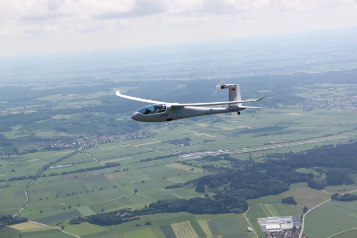 The e-Genius concept electric aircraft has managed a record-breaking flight of over two hours at an average speed of 100 mph over a distance of 211 miles