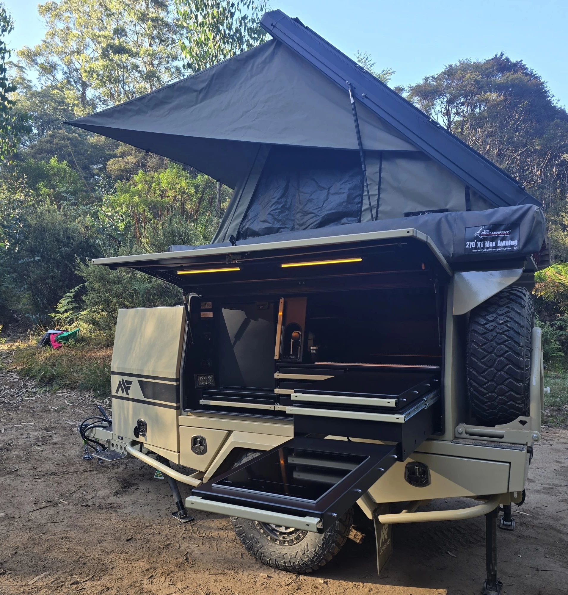 Mosfab has done some impressive work creating a very thoughtful, organized layout, starting with this multi-slide that includes a worktop, dry storage drawer and induction cooker