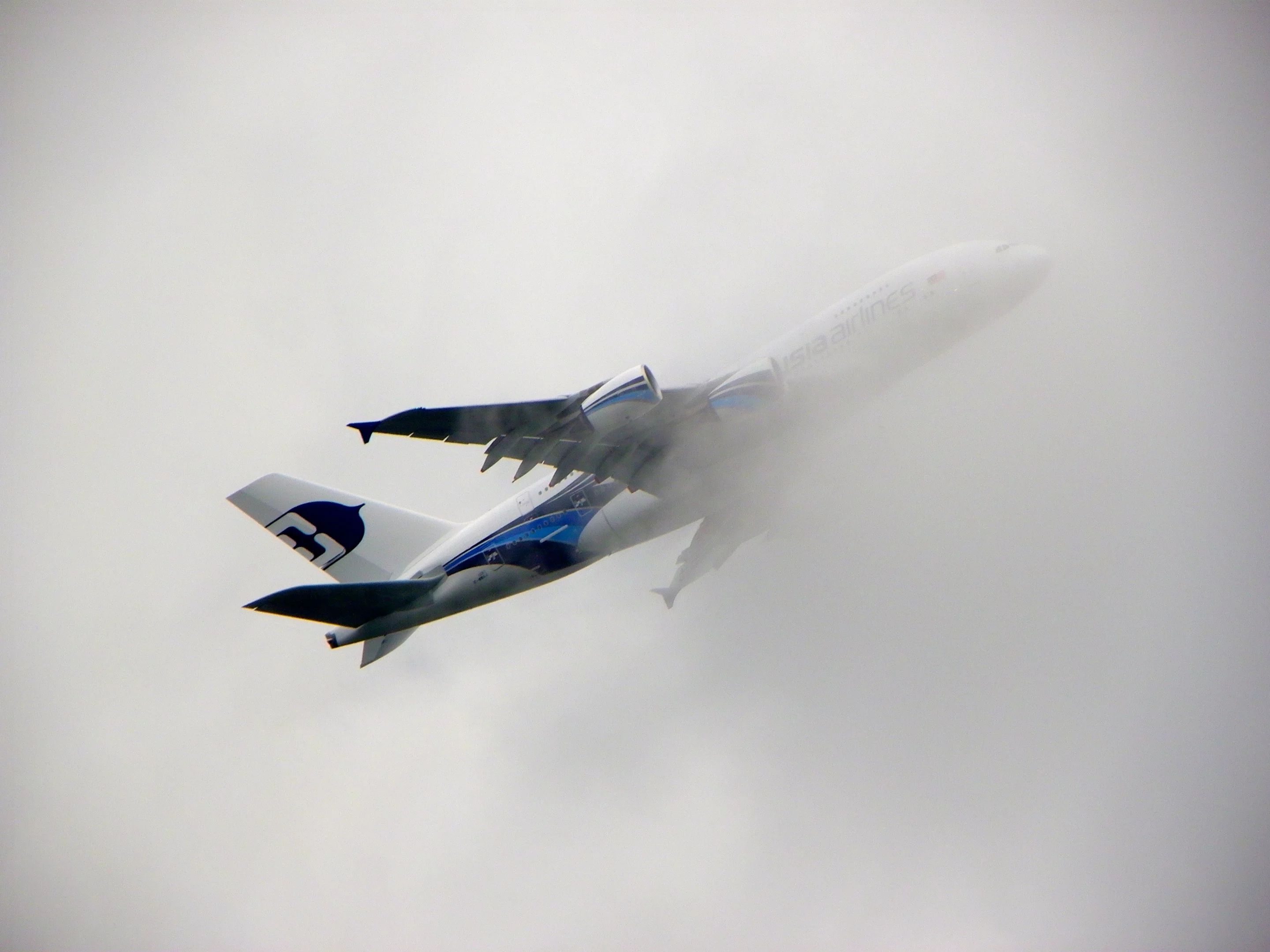 Malaysia Airlines A380 puts on a display at Farnborough (Photo: Gizmag)