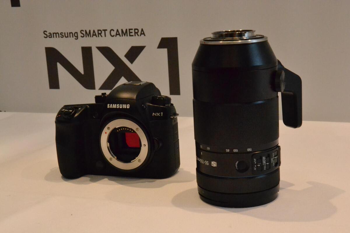 The NX1 CSC with the new dust- and splash-resistant 50 - 150 mm F2.8 NX mount telephoto lens (Photo: Paul Ridden/Gizmag)