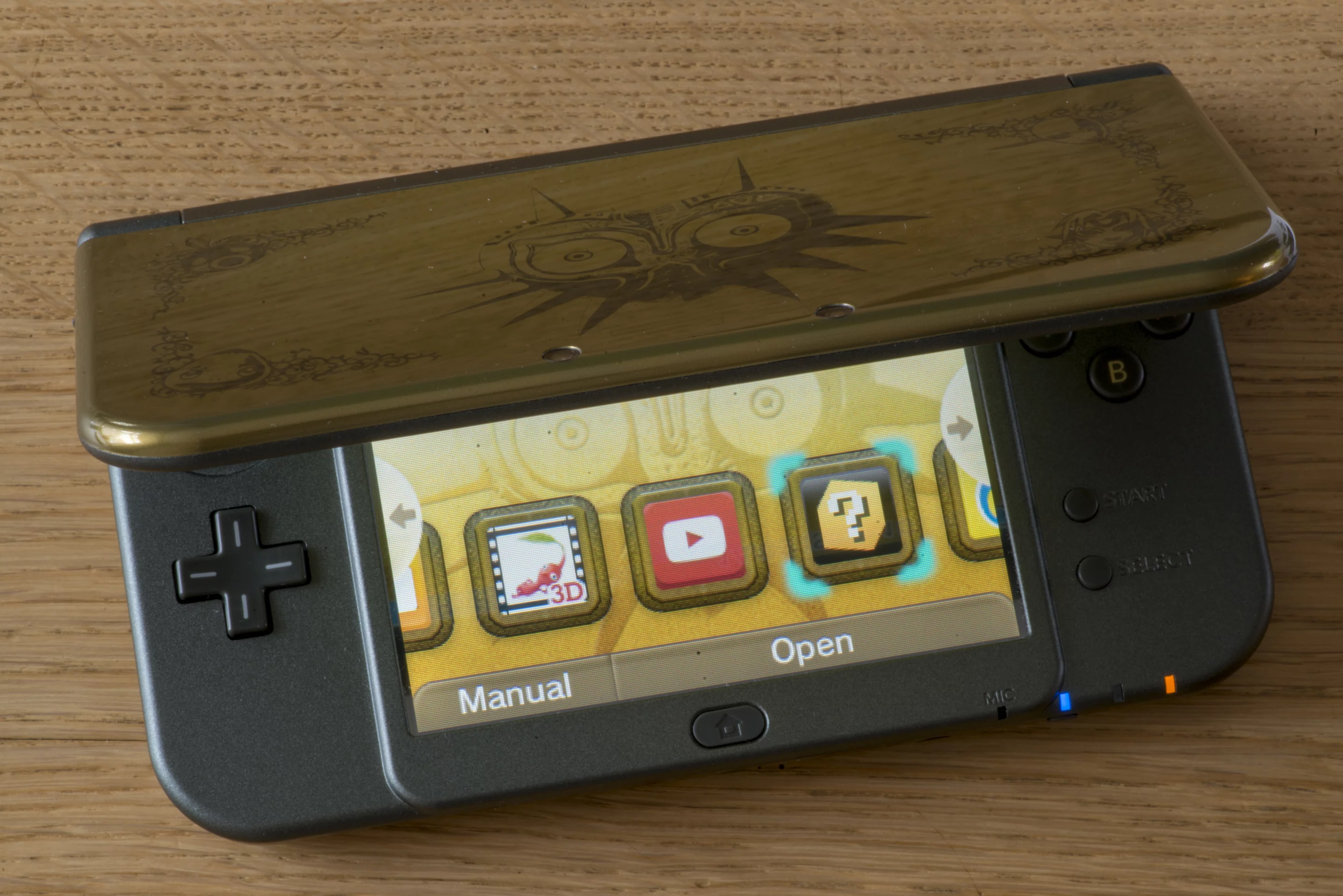 The Majora's Mask edition of the New Nintendo 3DS XL is a fingerprint magnet (Photo: Simon Crisp/Gizmag.com)