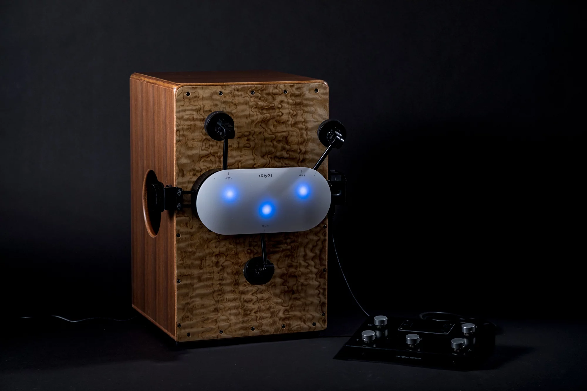 Players can change beat patterns mid-song using the Cabot's included footswitch