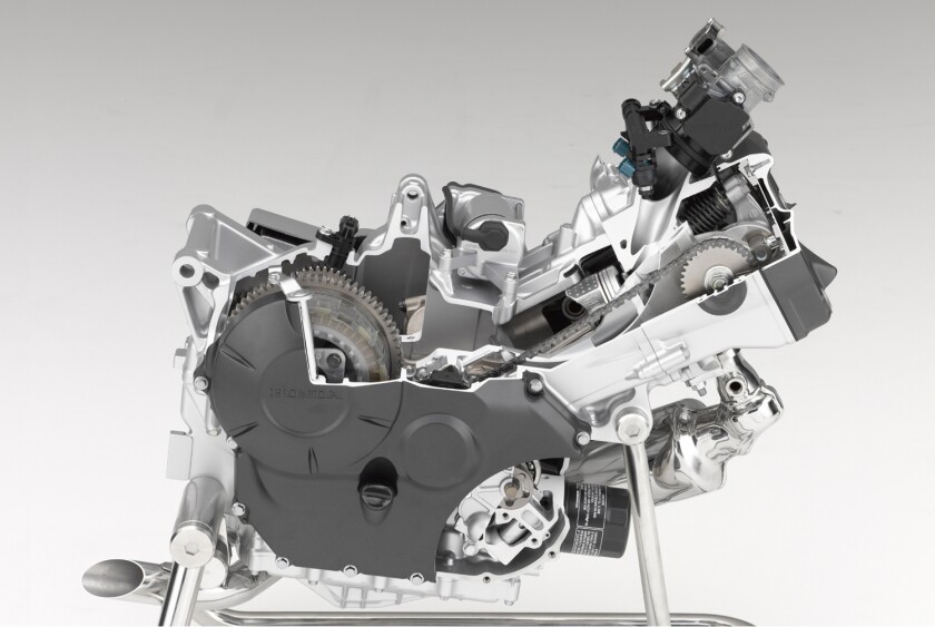 There’s a single 36 mm throttle body and PGM-FI fuel injection system supplies the optimum amount of fuel/air mixture thanks to an oxygen sensor in the exhaust. Fuel consumption of 28,4km/l (WMTC mode) is particularly impressive, enabling a 300km plus range from the 11.6 liter fuel tank.