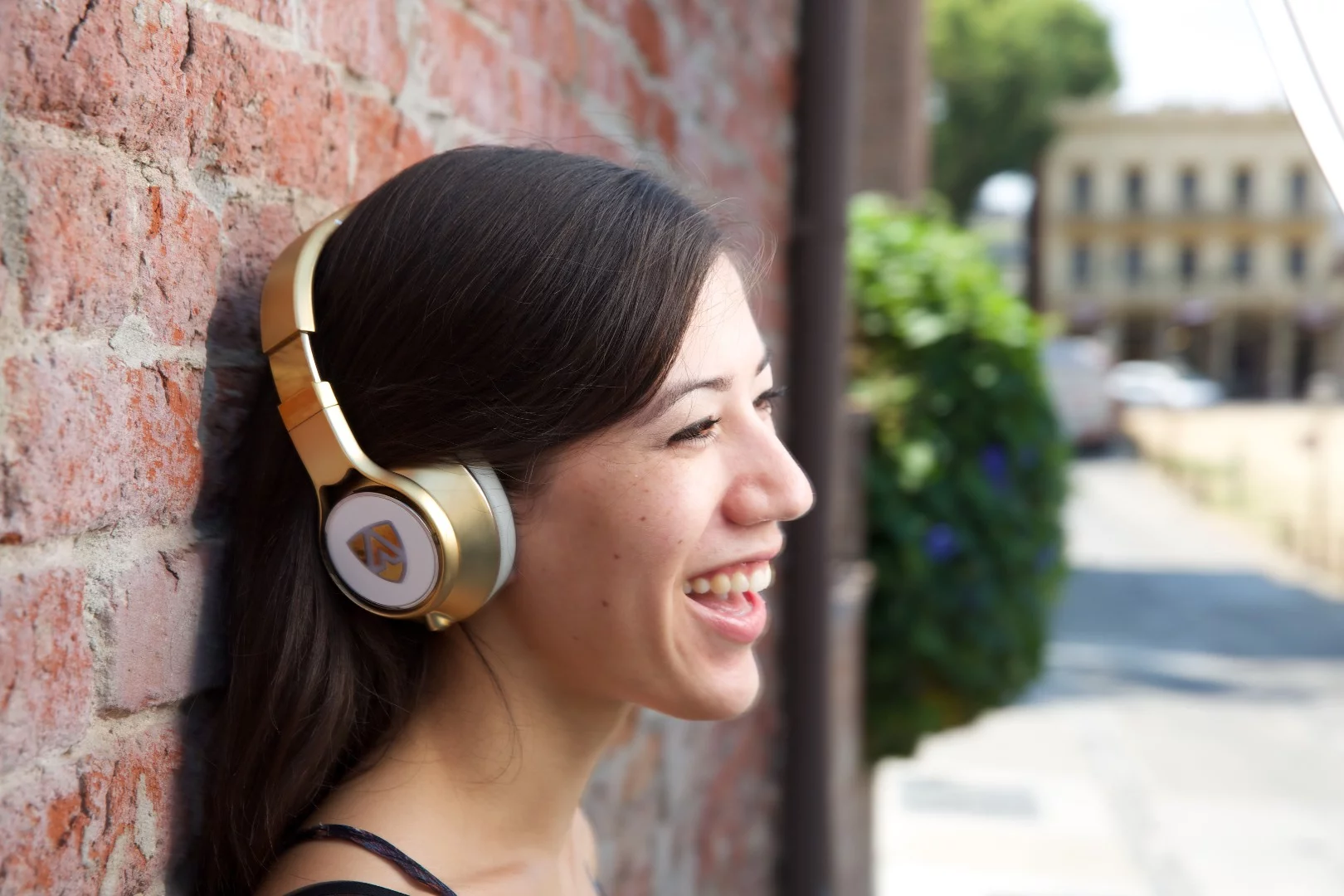 Playback, volume and phone controls acan be found on the right earcup