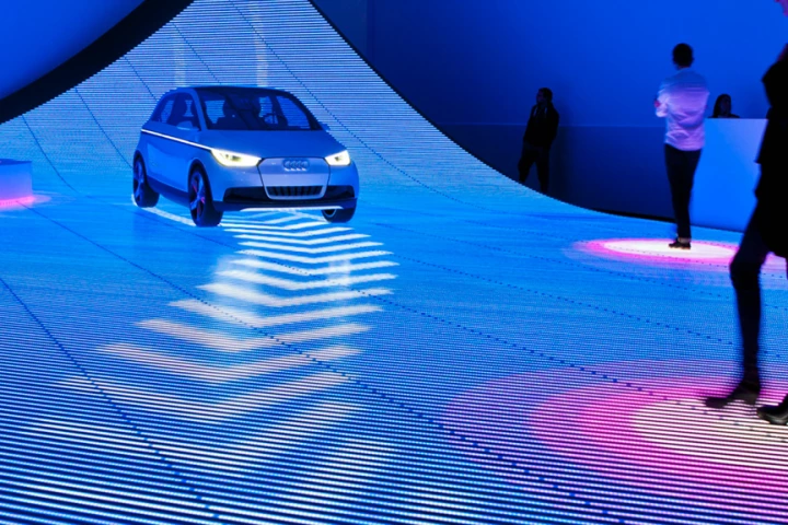 Flashing arrows displayed on the road indicate the vehicle's future path