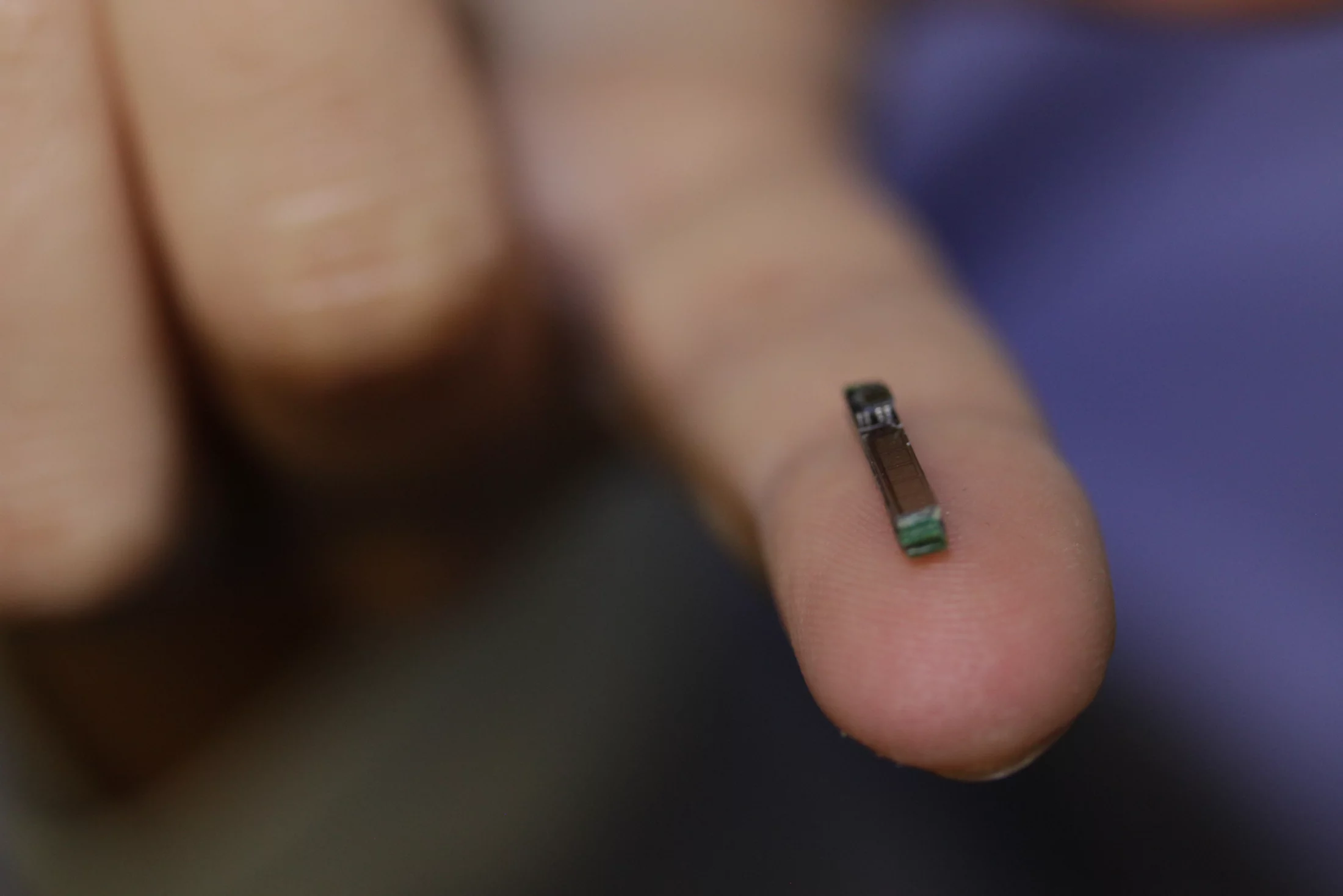 The prototype device measures 14 mm long and has a volume of just a few cubic millimeters (Photo: EPFL)