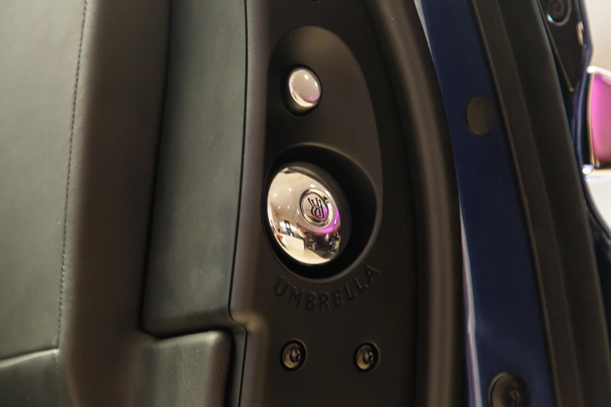 Rolls Royce Ghost Series II - removable door frame umbrella (Photo: Loz Blain/Gizmag.com)