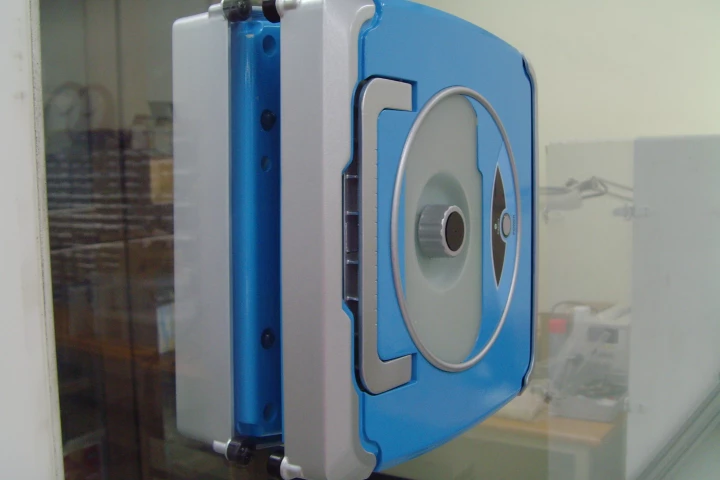 Windoro stays vertical using neodymium magnets