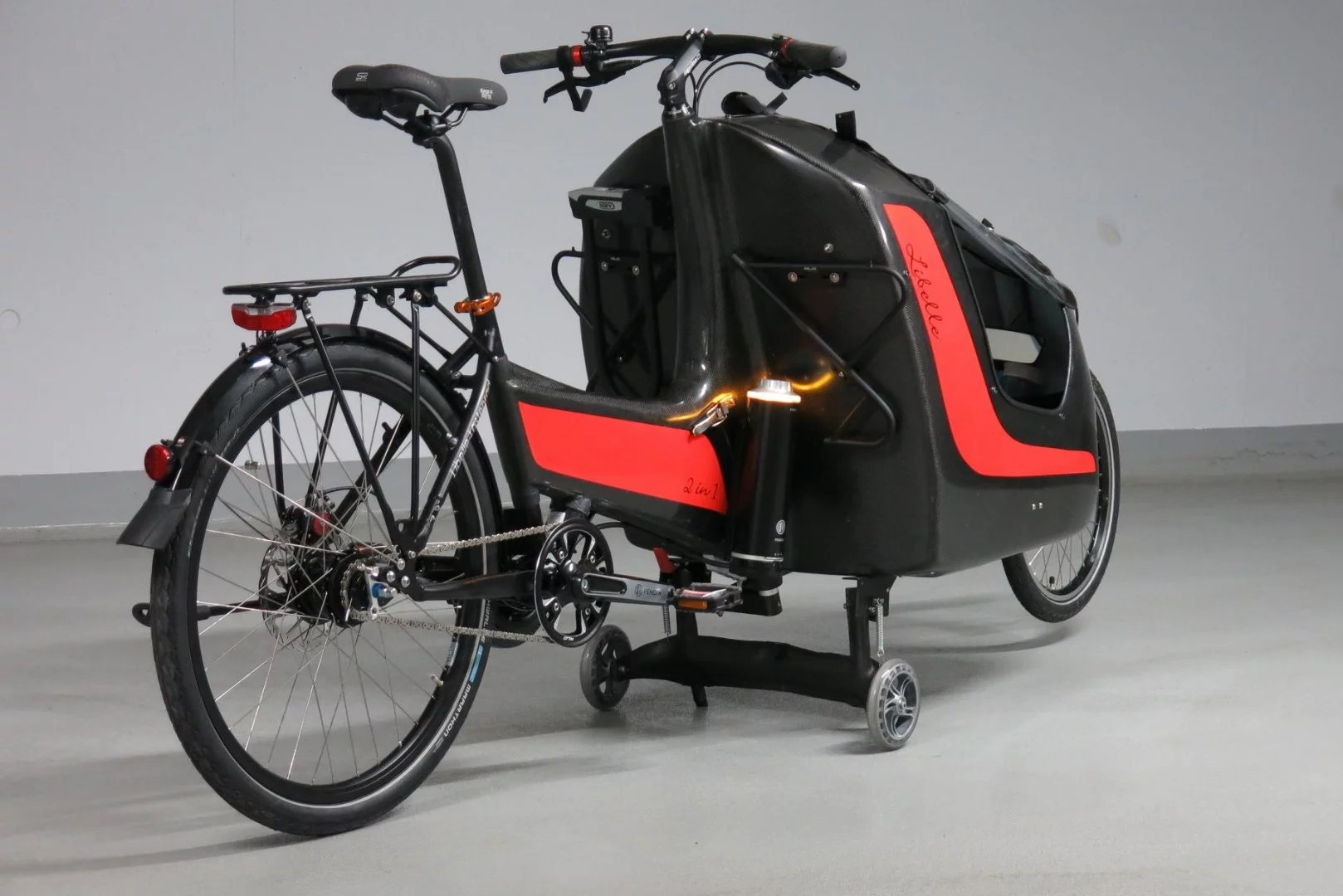 The Dragonfly 2in1 is constructed largely of carbon fiber and Kevlar, weighing in at 23 kg (51 lb) depending on configuration