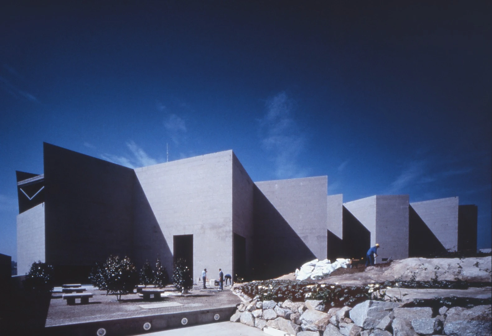 To fit the building into its site, which is a former quarry, the Domus Museum was dug into the rock