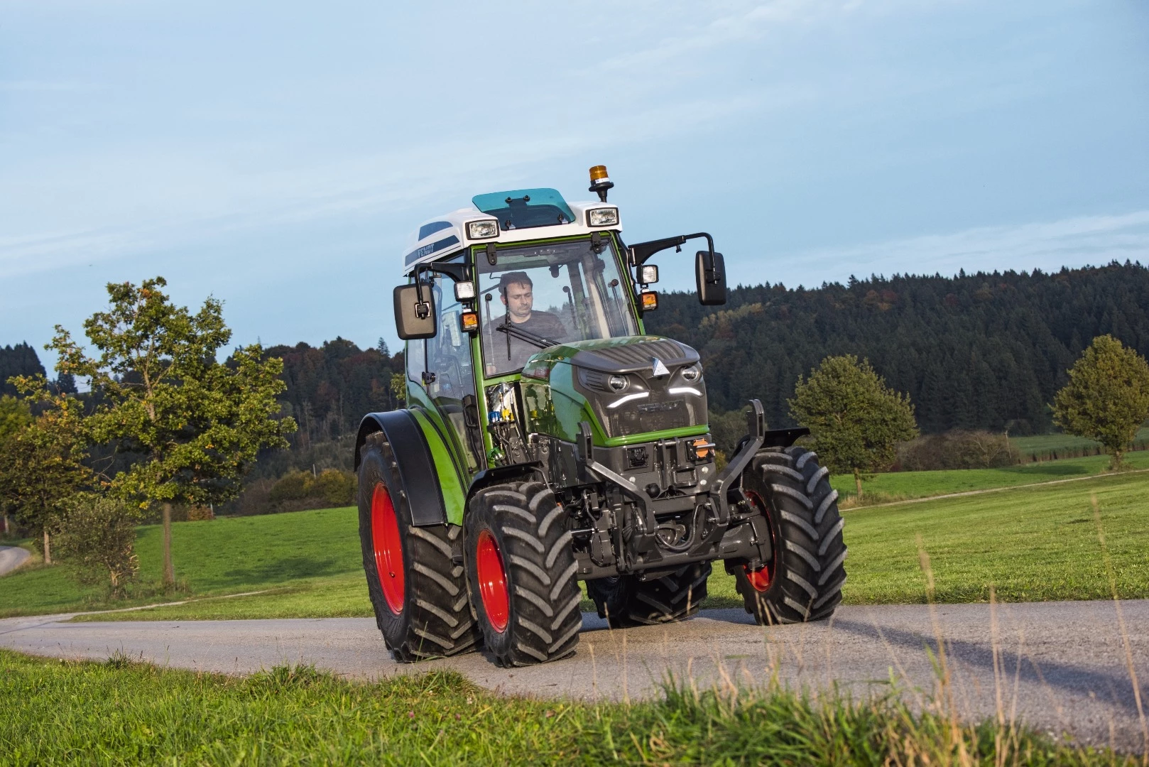 Though the e100 Vario only has a maximum power output of 68 hp (50 kW), maximum torque is available at the right end of the rev range, and the controllability of that power is considerably better too.