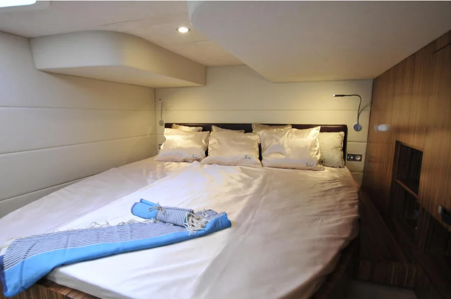 Solarwave 64 features an additional cabin for crew