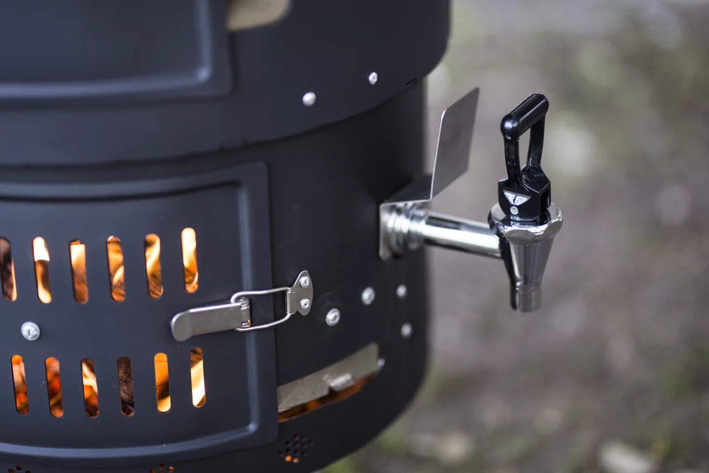 Aquaforno is currently running an Indiegogo campaign to fund the production of its versatile cooker