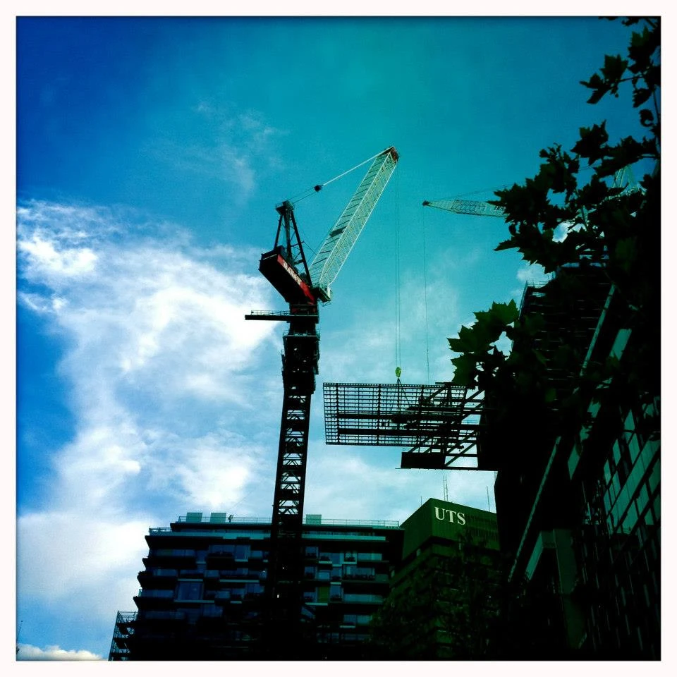 The FAVCO M2480 tower crane, affectionately known as “Tinkerbell” hoisting the heliostat into position (Image: Central Park)