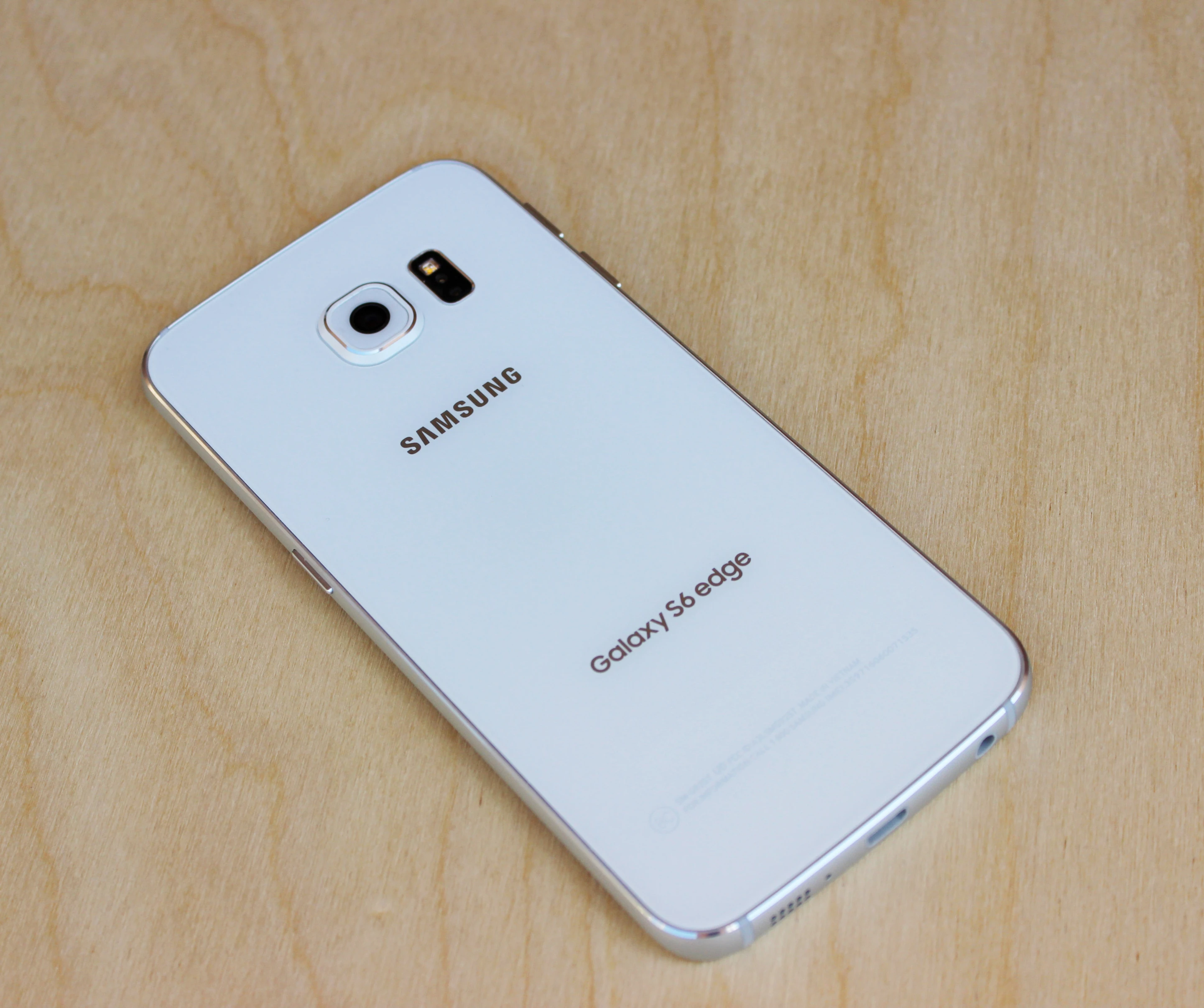 Glass back of the GS6 edge (Photo: Will Shanklin/Gizmag.com)