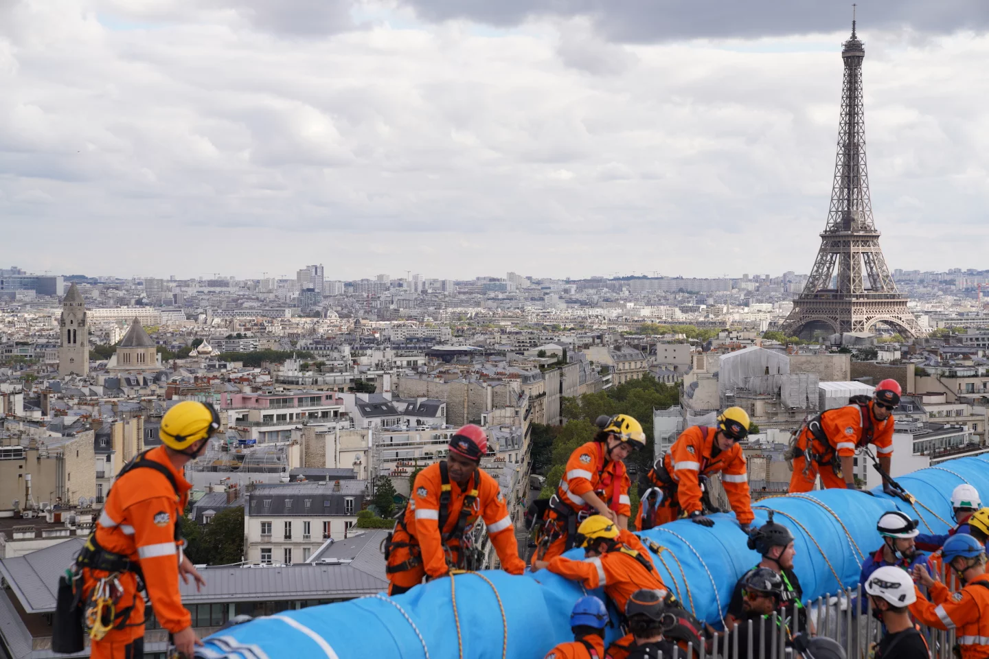 L’Arc de Triomphe, Wrapped involved over 1,000 people