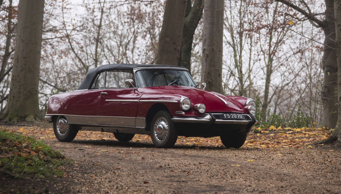 This 1966 Citroën DS 19 Cabriolet Chapron Palm Beach is another custom coachwork masterpiece by Chapron from the Richard Reinders collection, only 27 Palm Beach models were built, this one having been the recipient of an extensive restoration. Complete history from new when it was ordered by Baroness Sipkes-Moll van Charante. It failed to meet reserve against an estimate of €400,000 to €600,000