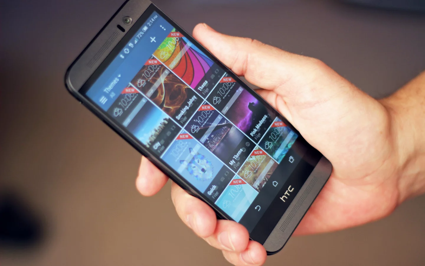 Browsing downloadable themes for the One M9 (Photo: Will Shanklin/Gizmag.com)