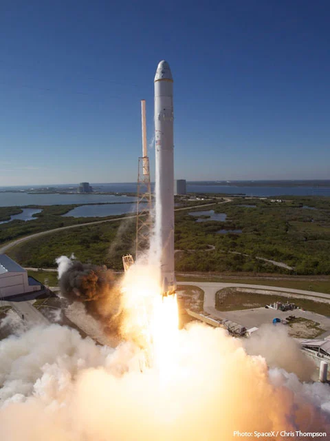 The Falcon 9 launch vehicle, carrying the Dragon spacecraft (Photo: SpaceX/Chris Thompson)