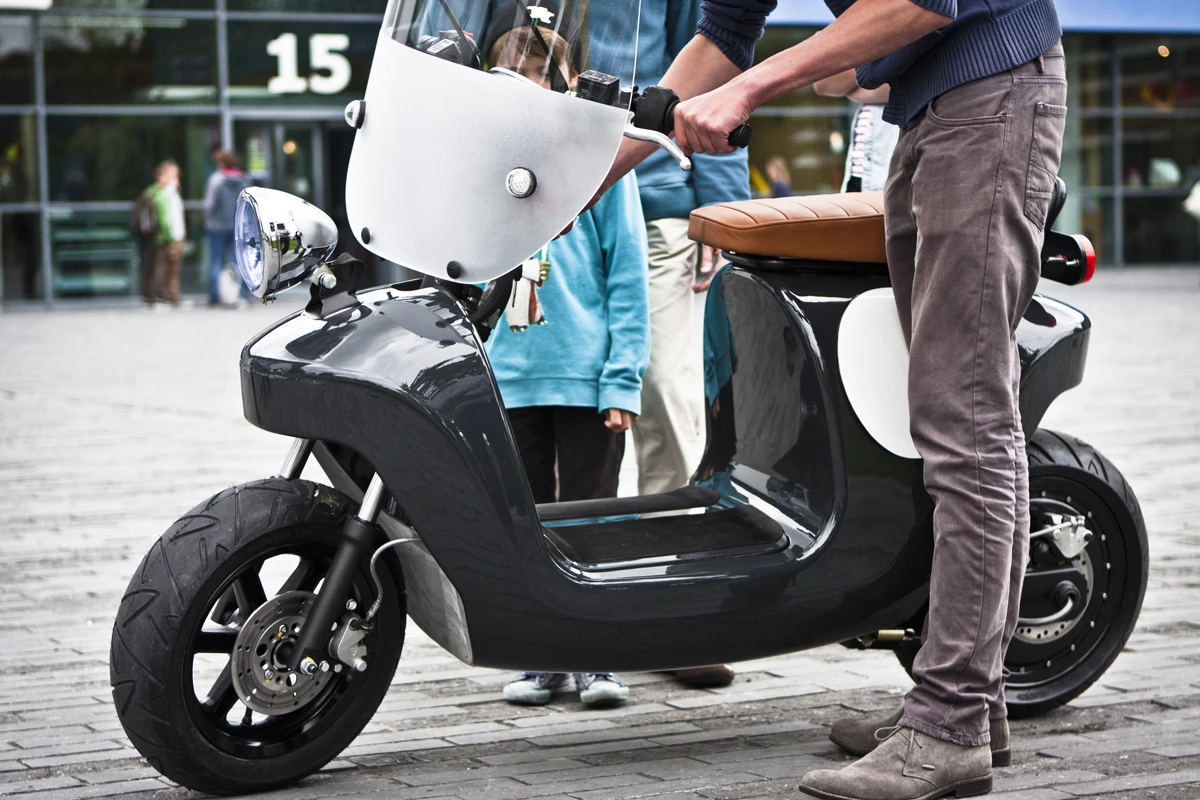 The Be.e electric scooter is built around a monocoque body made from Flax and bio-resins (Photo: Waarmakers)