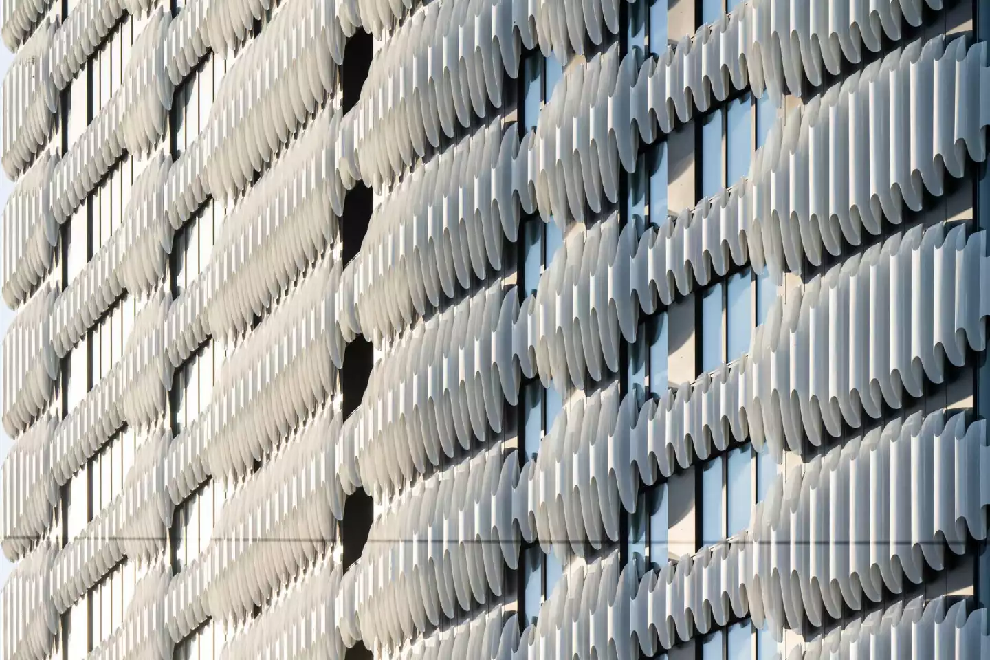 The Zipper's wavy exterior shelters the interior of the building from sun and wind, as well as traffic noise