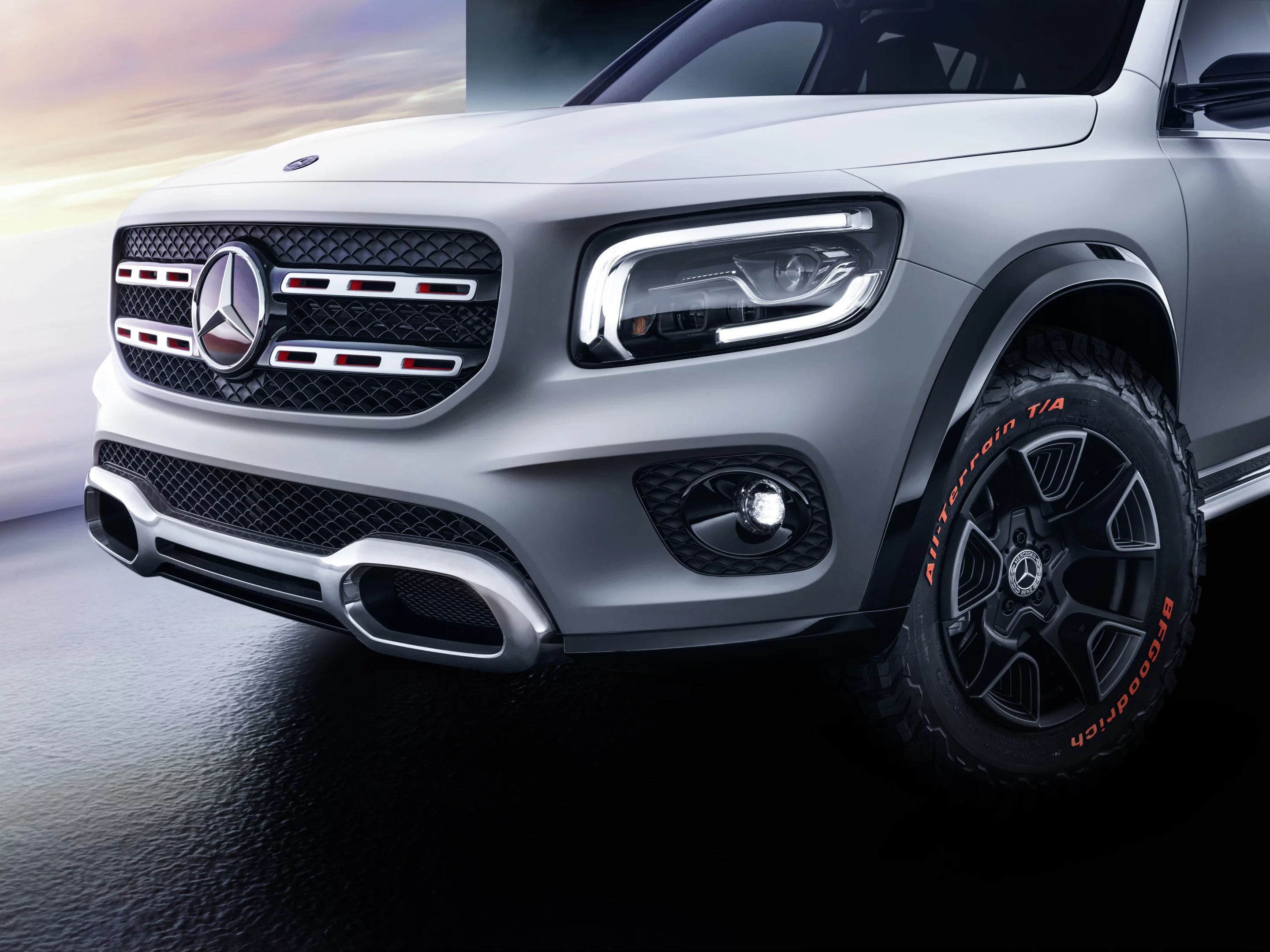 An accented approach angle and strong chromed edges give the Mercedes-Benz Concept GLB an aggressive look