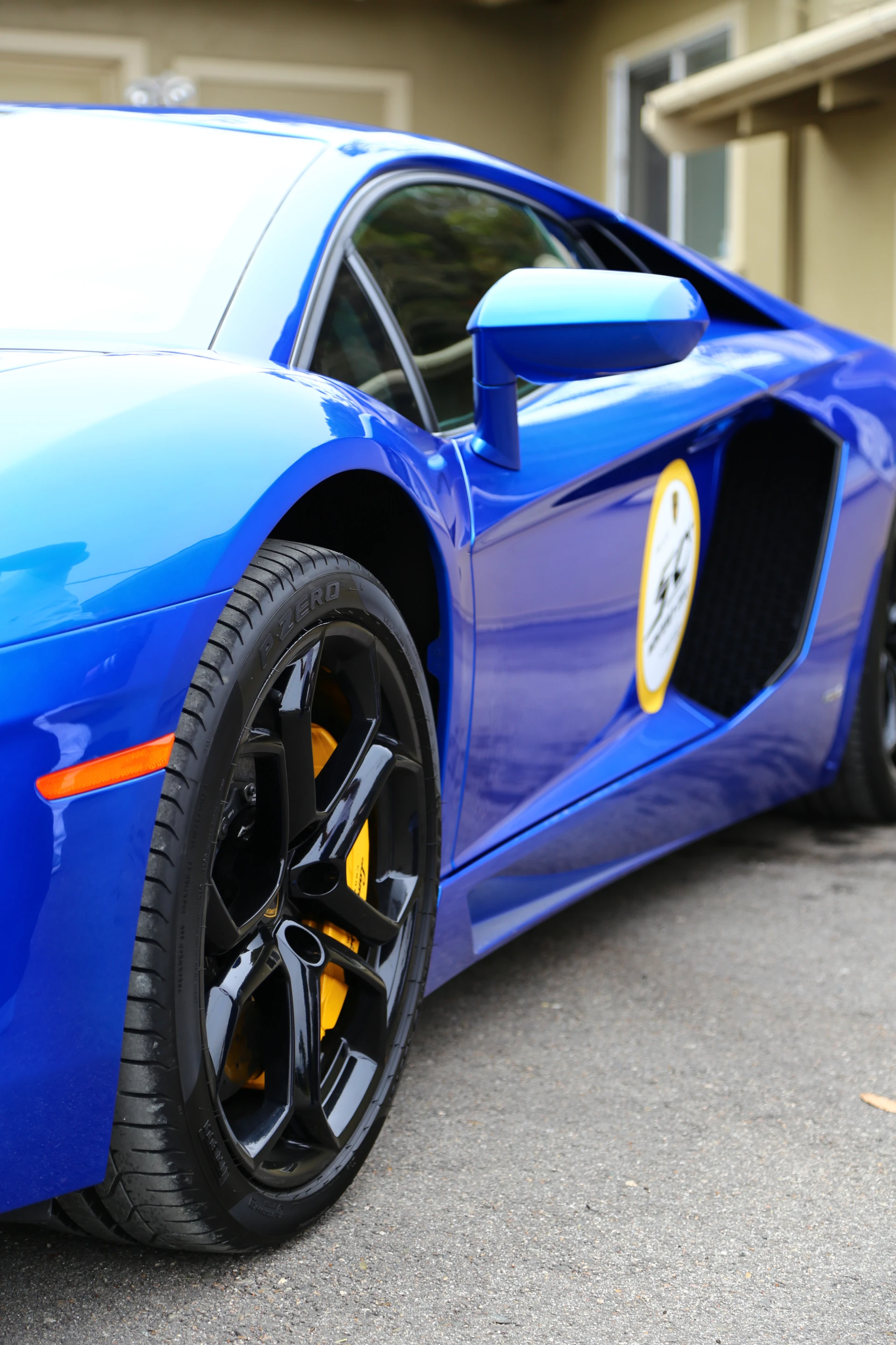 Aventador’s AWD system runs 70 percent power to the rear wheels under regular driving condition, leaving 30 percent, or 207 hp, to the front wheels (Photo: Angus MacKenzie/Gizmag.com)