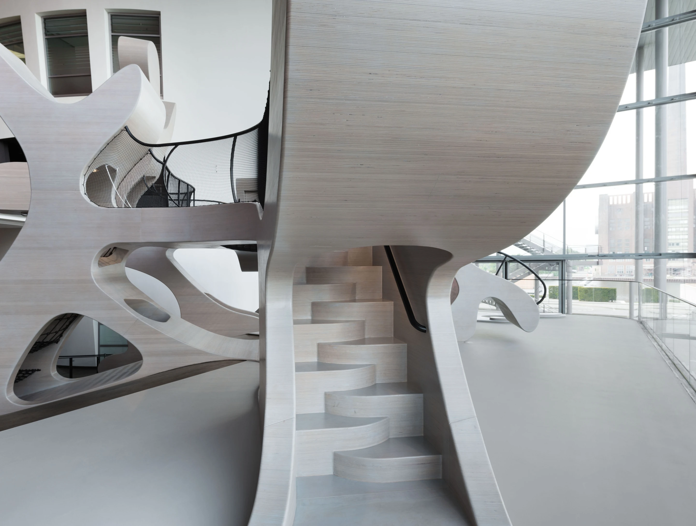 Young people are encouraged to explore the different forms (Photo: Uwe Walter for Autostadt, Wolfsburg)