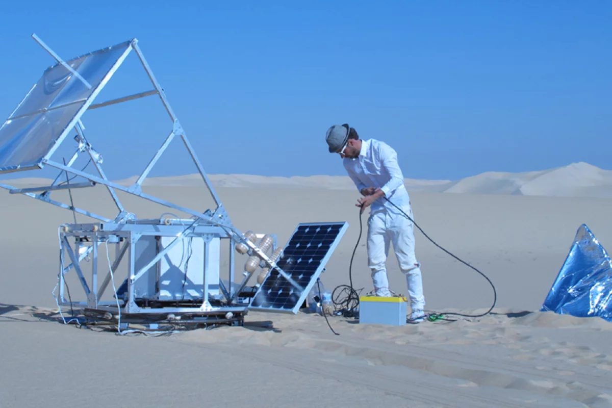 Markus Kayser tests his Solar-Sinter in the Egyptian desert