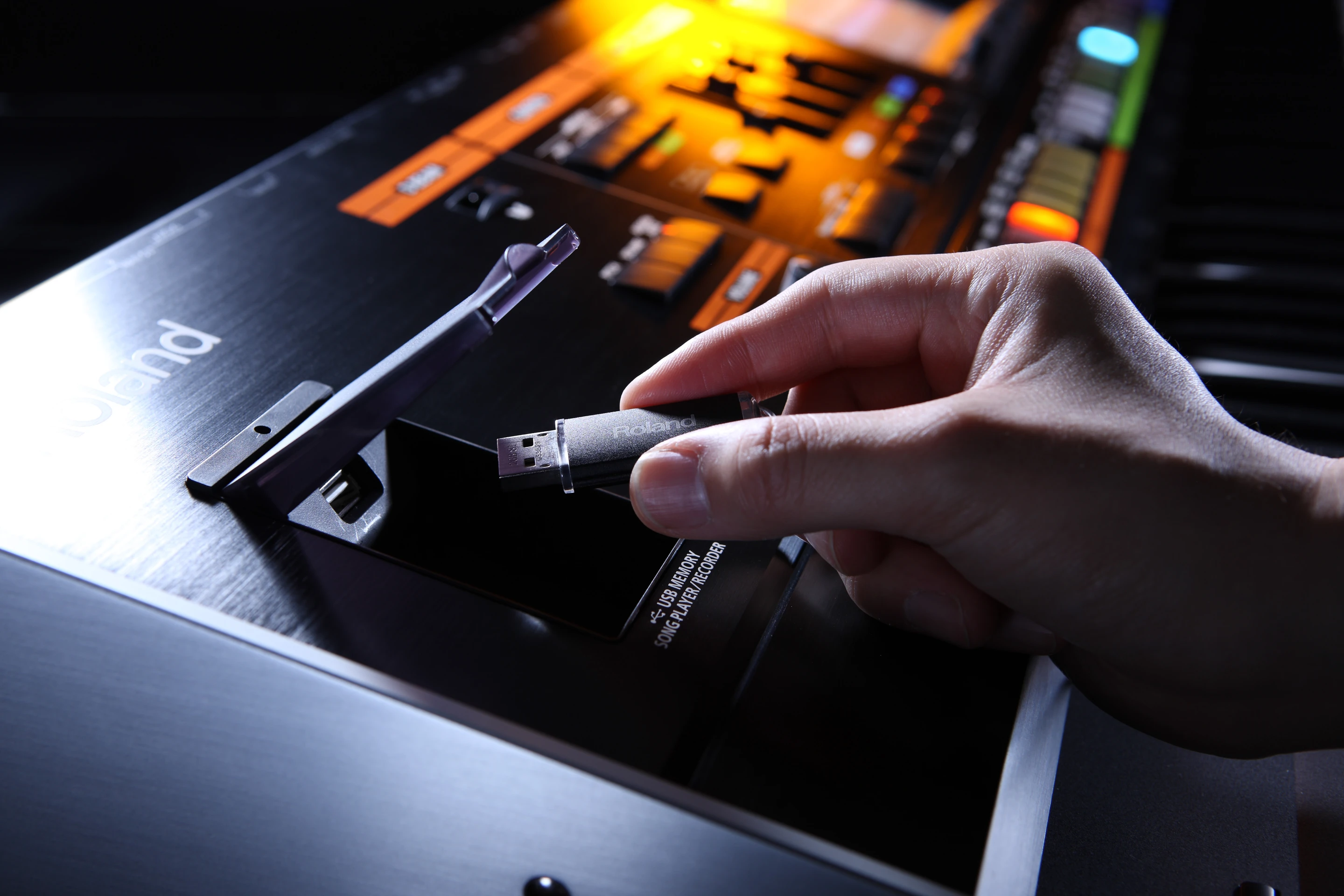 The Jupiter-80 has a built-in USB flash-memory based audio player/recorder is capable of WAV, AIFF, MP3 file playback, and recording 44.1kHz/16-bit stereo WAV files