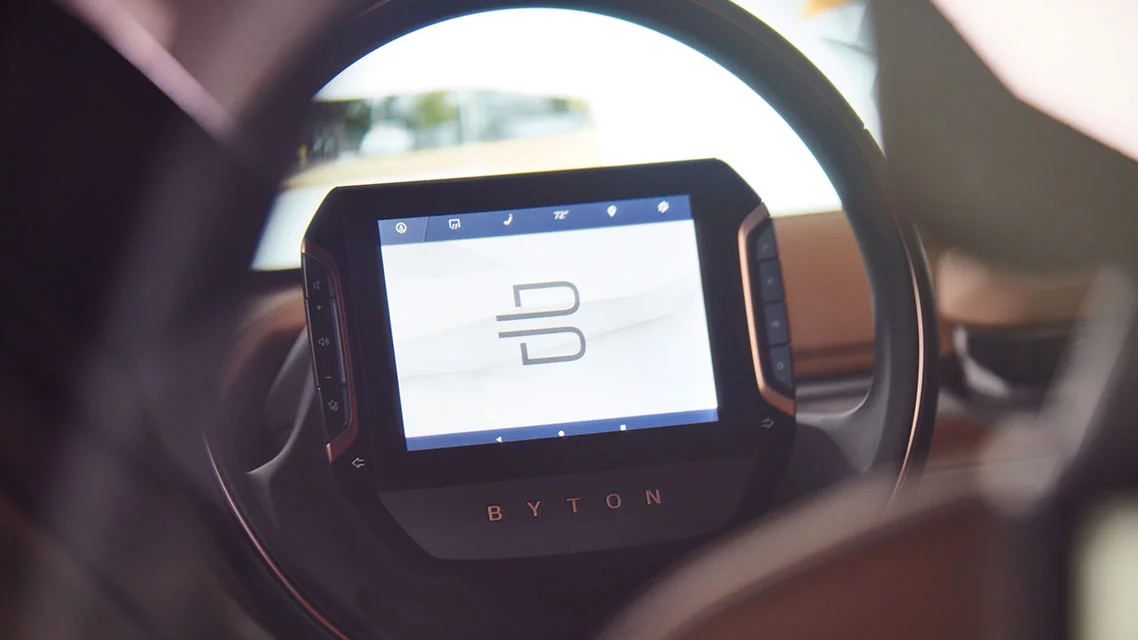 The driver can control various functions with the steering wheel-based Driver Tablet and physical buttons