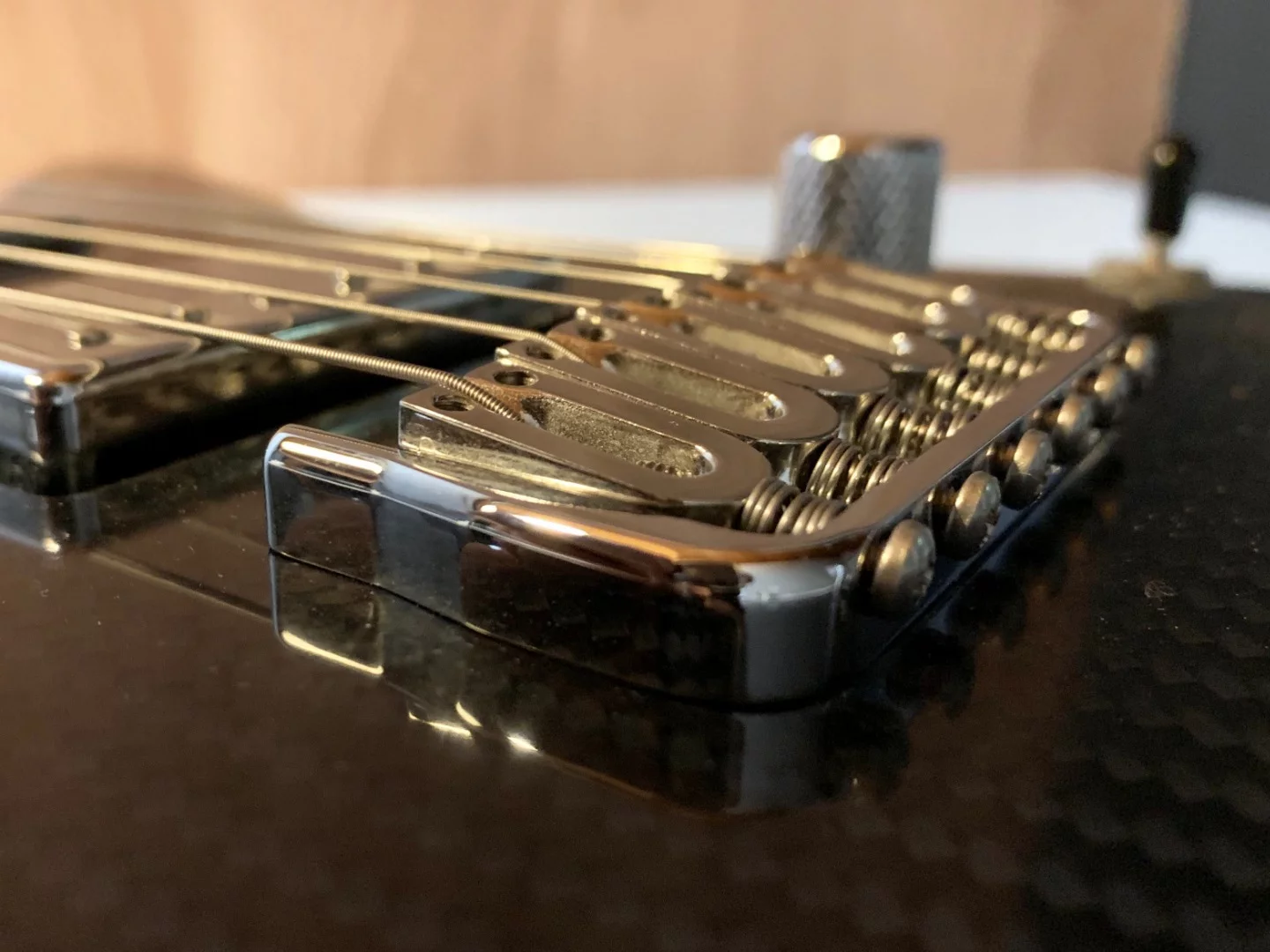 The Rubato Lassie features a solid brass fixed bridge