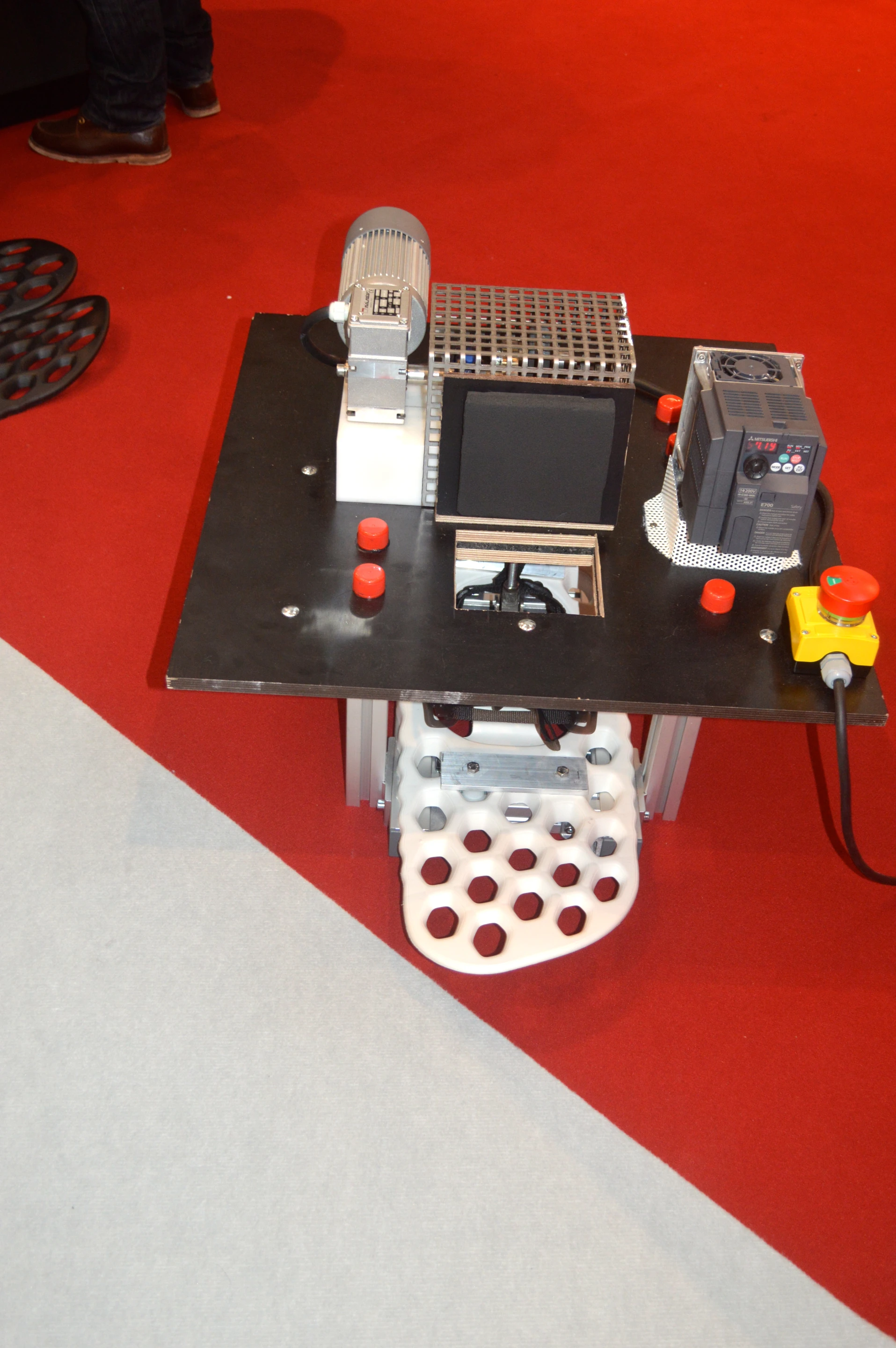 This machine shows the Fimbulvetr's all-direction hinge in action